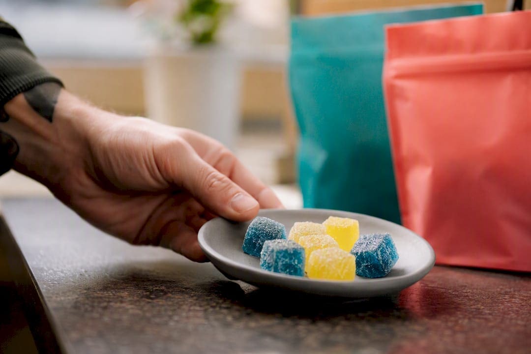 Tenant principal des gommes molles au cannabis saveur framboise bleue